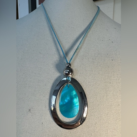 Modern Boho Chic silvertone and dyed shell necklace - Picture 1 of 5